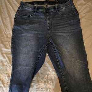 Judy Blue Medium Wash Capris